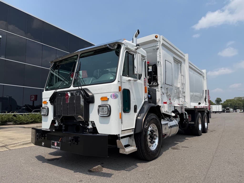 2027 Kenworth L770 - Photo 1