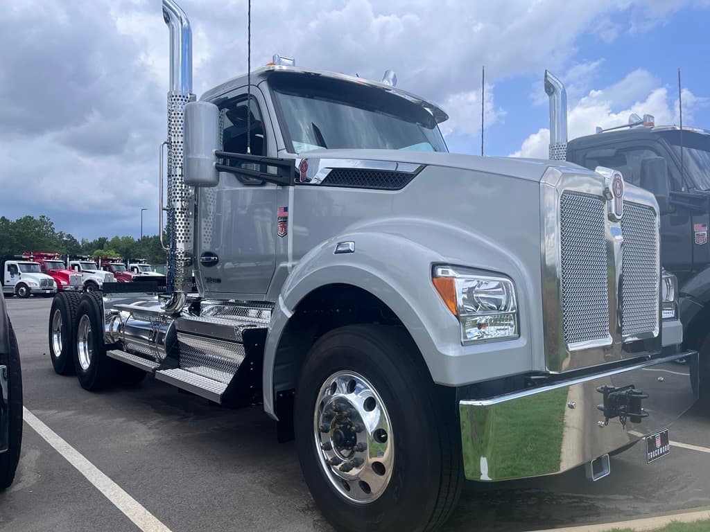 2027 Kenworth T880 - Photo 1