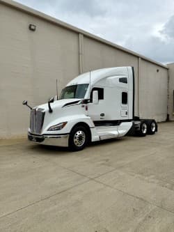 2027 Kenworth T680 - Photo 1