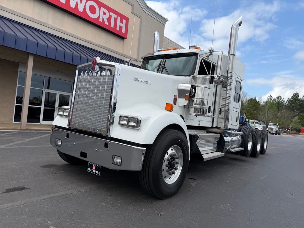 2027 Kenworth W900L - Photo 1