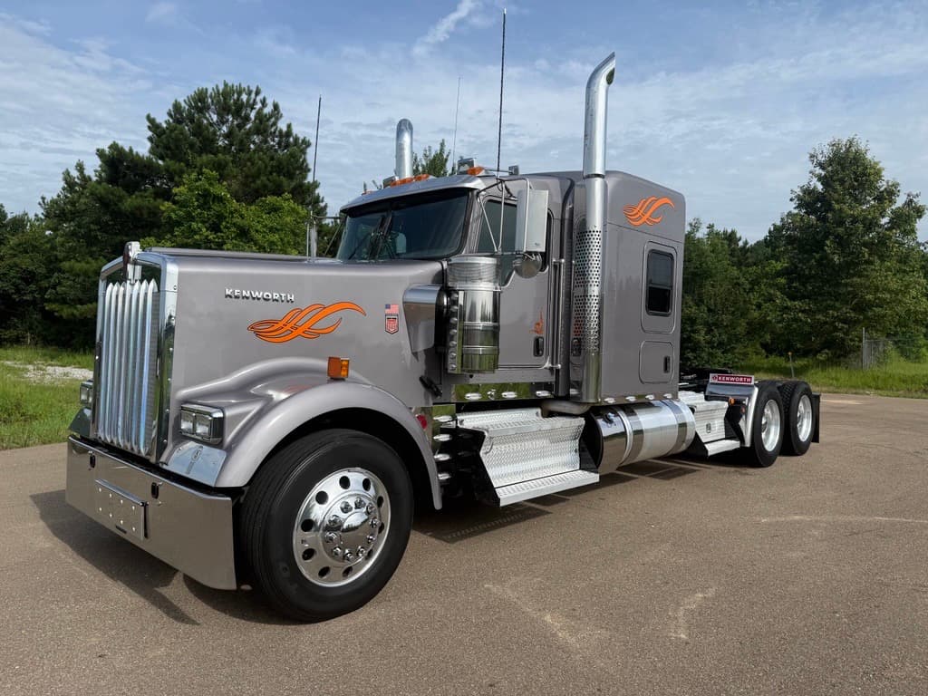 2025 Kenworth W900L - Photo 1