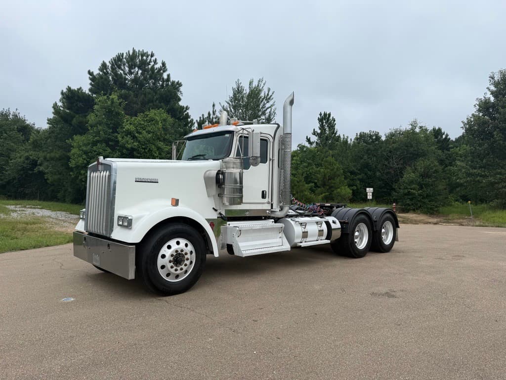 2023 Kenworth W900L - Photo 1